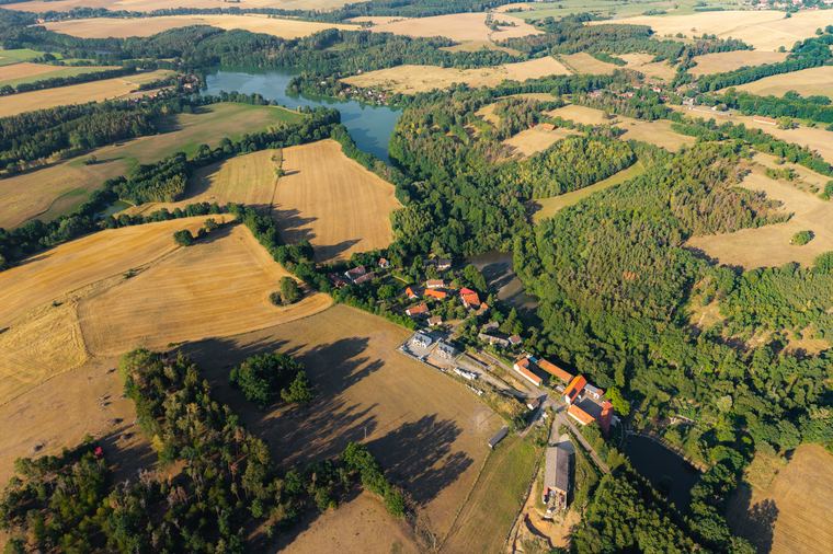 Údolí s rybníkem